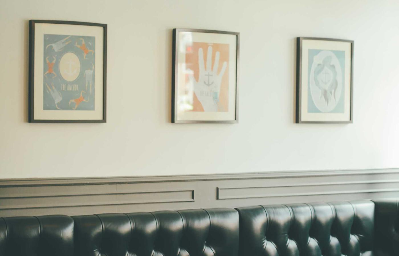 Manos con manicura elegante y diseño artístico